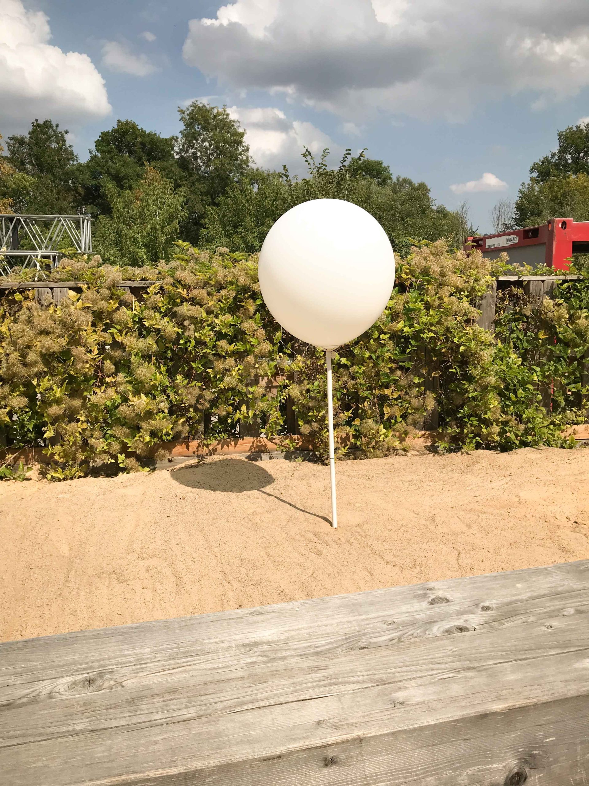 Ein einzelner Riesenballon bei einer Firmenfeier