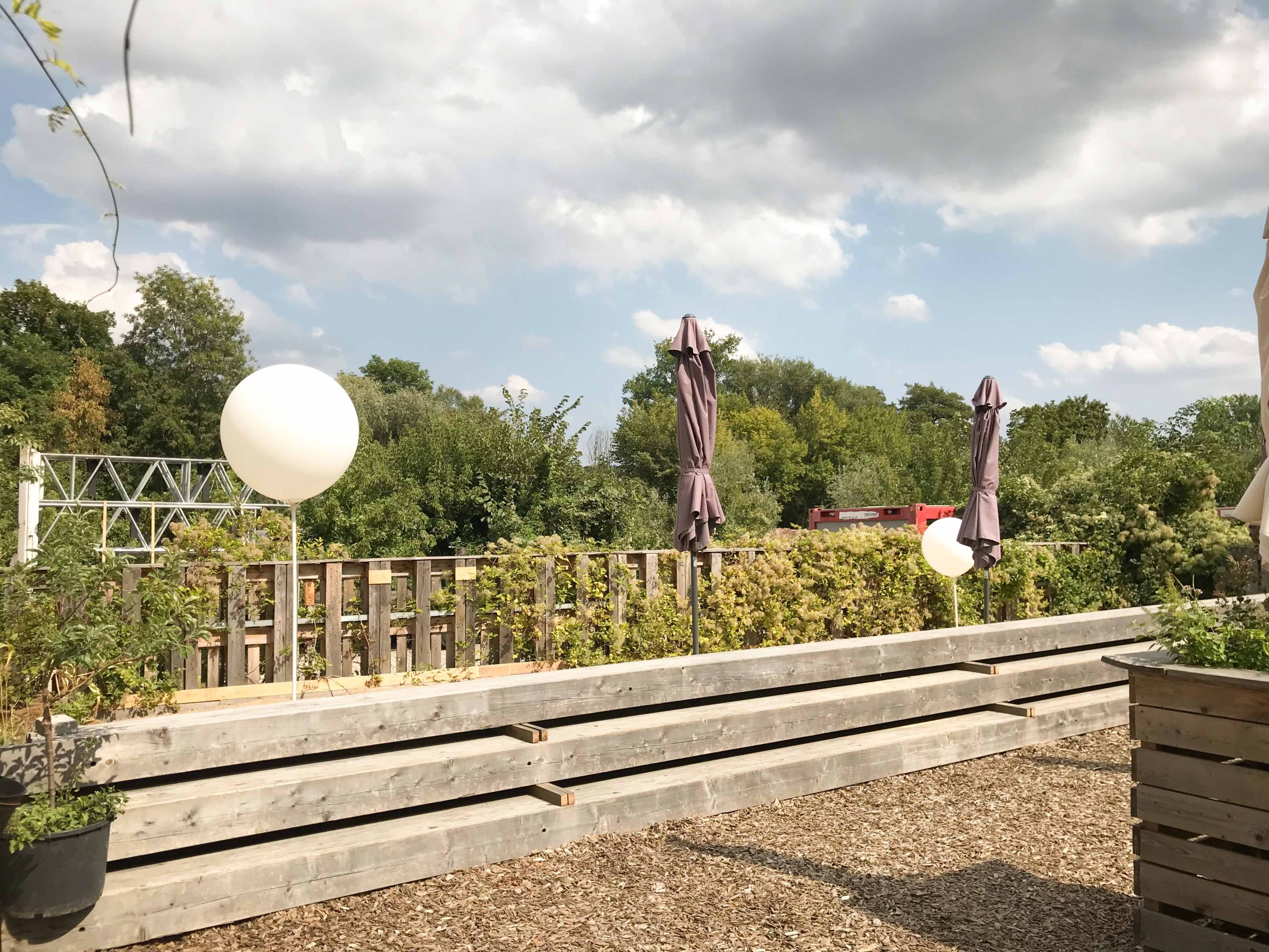 Riesenballons tagsüber an einer Veranstaltungslocation.