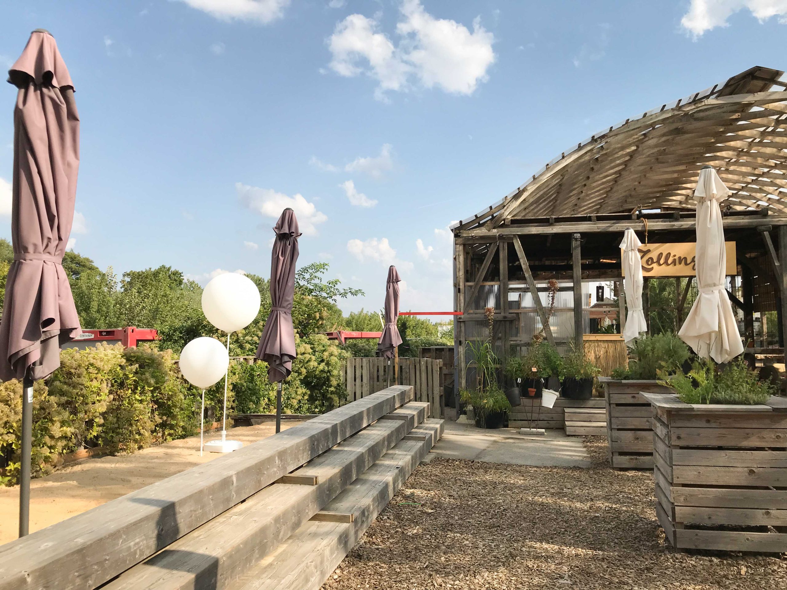 Riesenballons und Ballonbaum bei einer Firmenveranstaltung vor blauem Himmel
