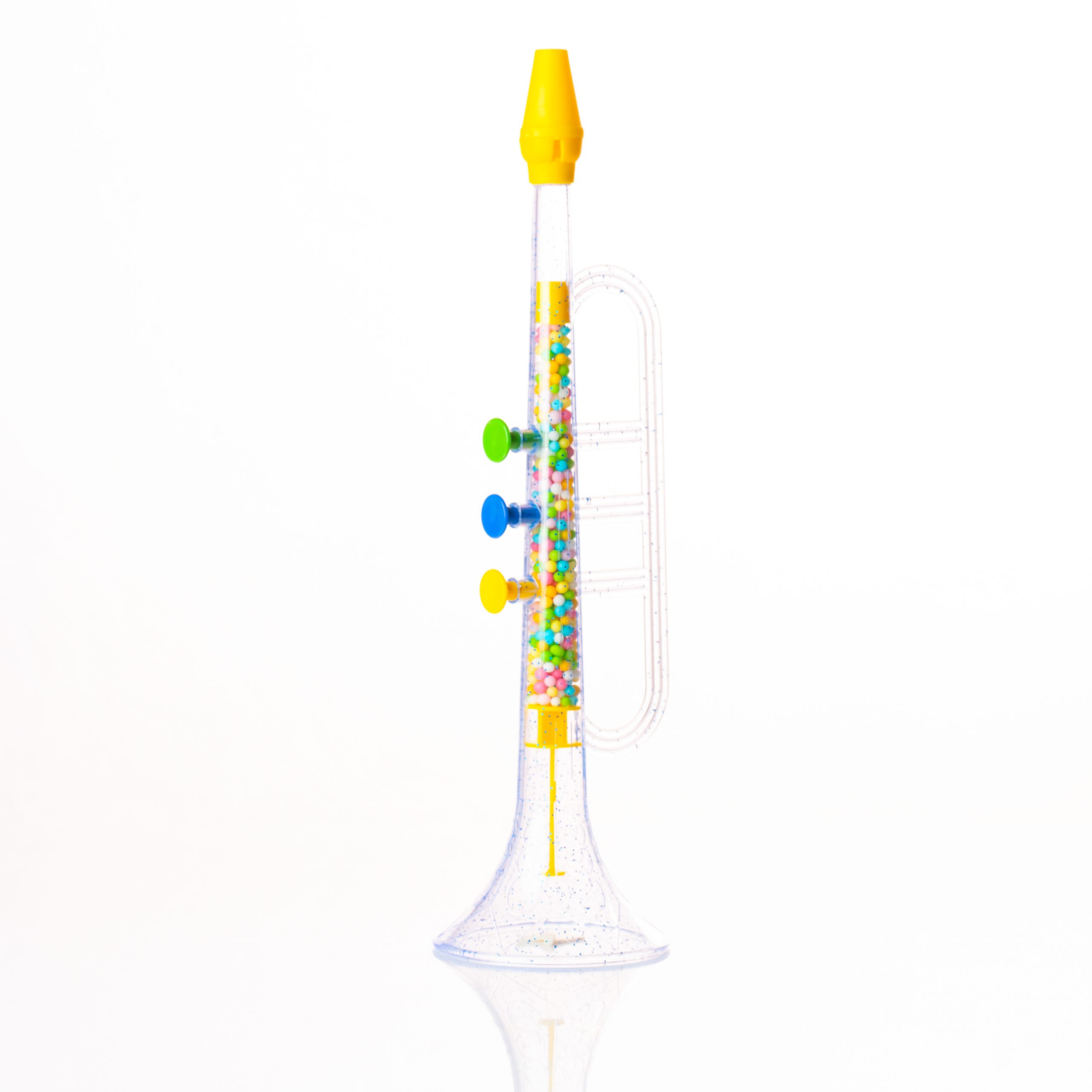 Große Kunststofftrompete mit drei bunten Knöpfen und transparentem Korpus vor weißem Hintergrund.