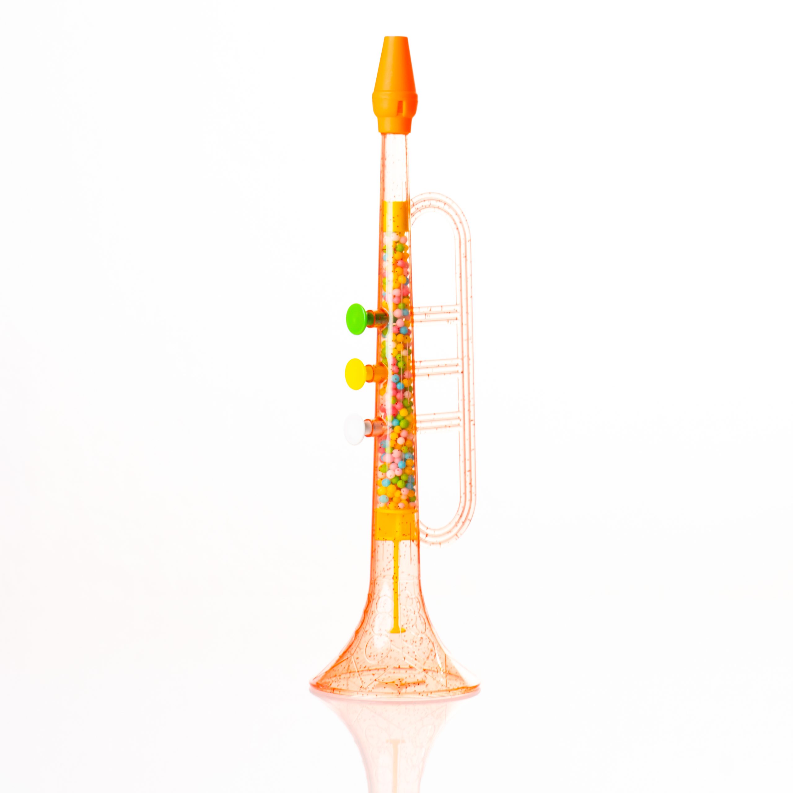 Große Kunststofftrompete mit drei bunten Knöpfen und orangene-transparentem Korpus vor weißem Hintergrund.