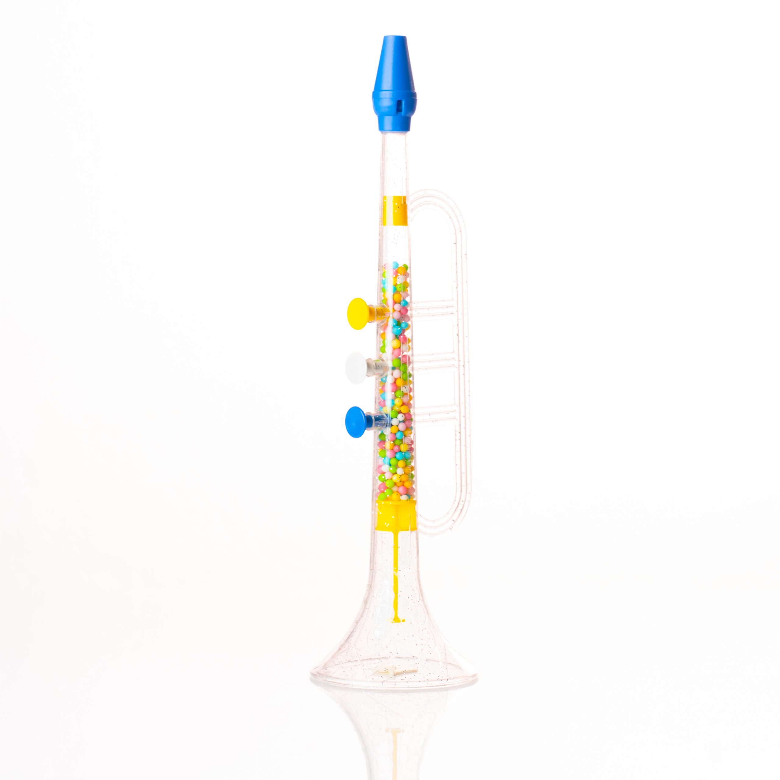 Große Kunststofftrompete mit drei bunten Knöpfen und transparentem Korpus vor weißem Hintergrund.