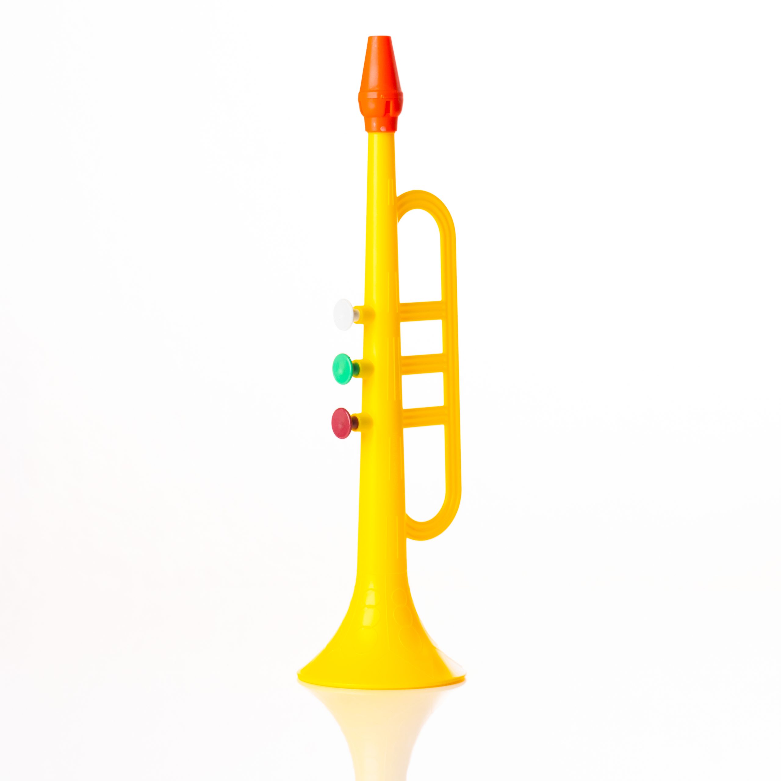 Große Kunststofftrompete mit drei bunten Knöpfen und gelbem Korpus vor weißem Hintergrund.