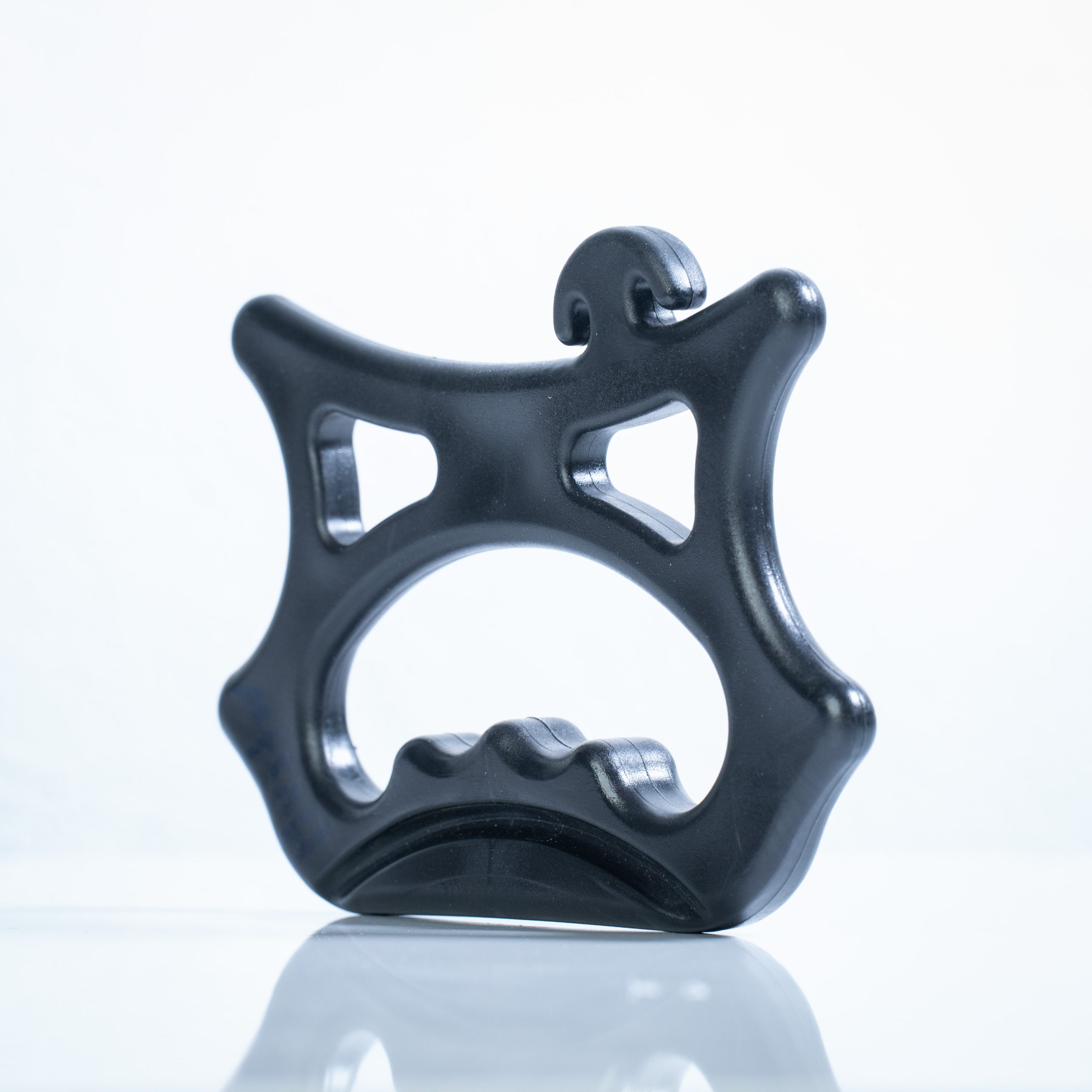 Blick auf ein schwarzes Spritzgussteil vor weißem Hintergrund, als Beispiel für die Produktion bei Friedenstab