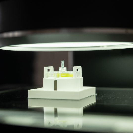 Familienunternehmen und Technologie: Ein Vermessungsapparat, der ein Kunsttoffbauteil vermisst.