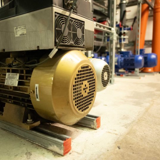 Symbolbild für gutes Umweltmanagement: Pumpen in einem Kellerraum